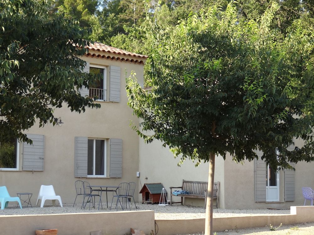 Campagne Cérès -1 estrelas em Le Puy-Sainte-Réparade