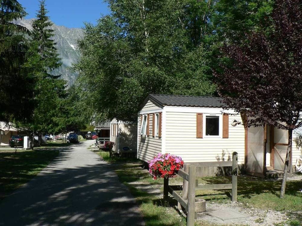 Camping Le Champ Du Moulin -1 étoiles à Vénosc