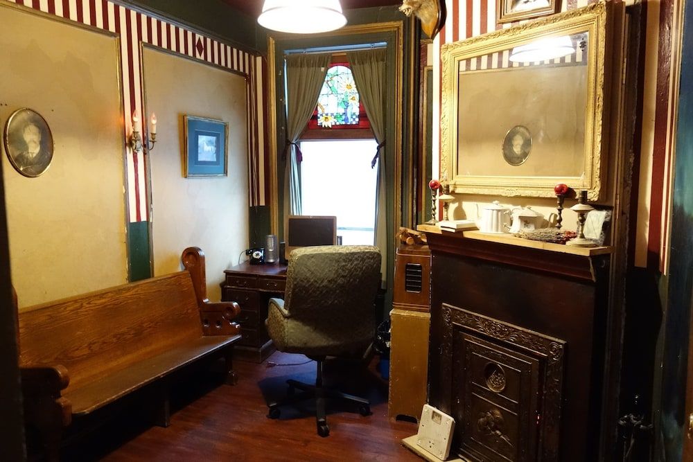 Carlton Arms Hotel 2