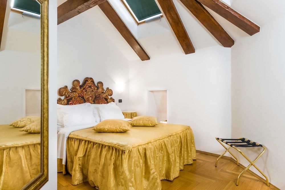 Charles Bridge Palace 1