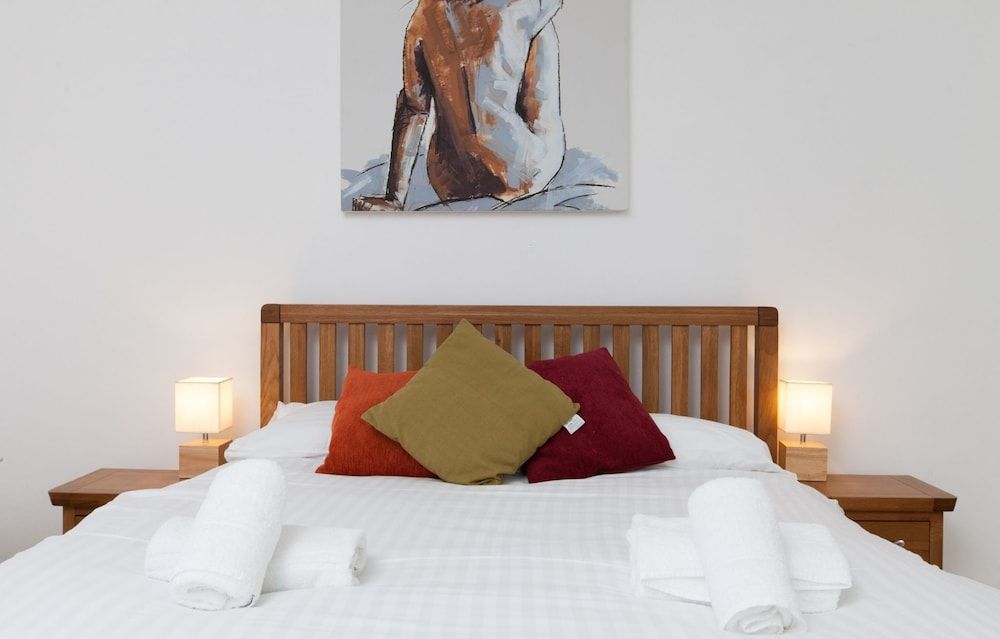 Connected & Convenient: Newly-renovated Flat for 2 3