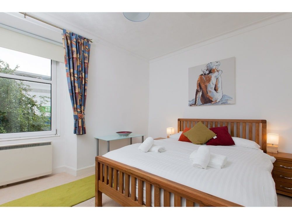 Connected & Convenient: Newly-renovated Flat for 2 2