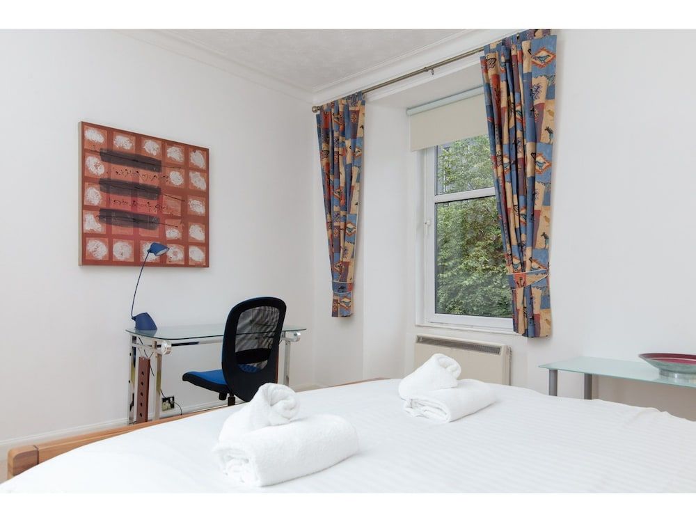 Connected & Convenient: Newly-renovated Flat for 2 1