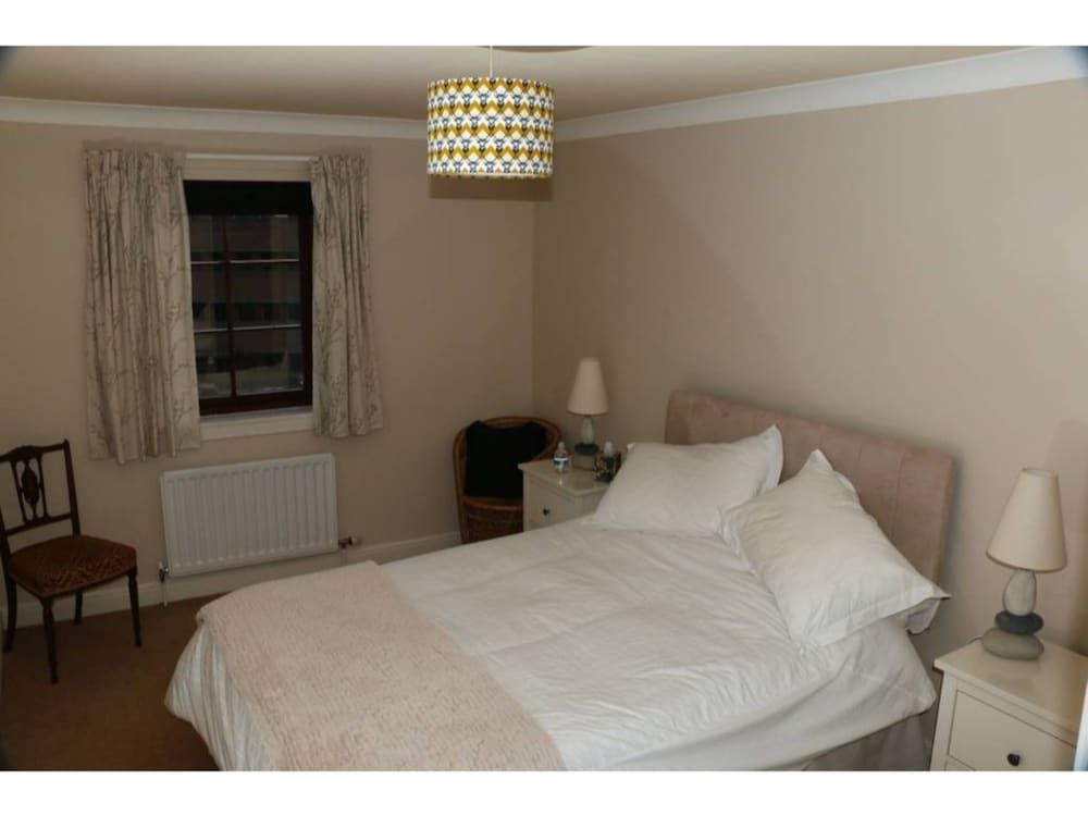 Contemporary Apartment off Queensferry Road 2