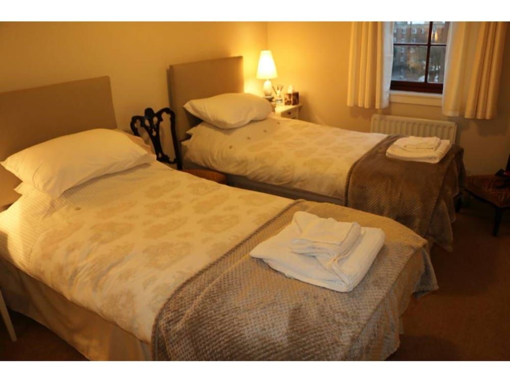 Contemporary Apartment off Queensferry Road 1