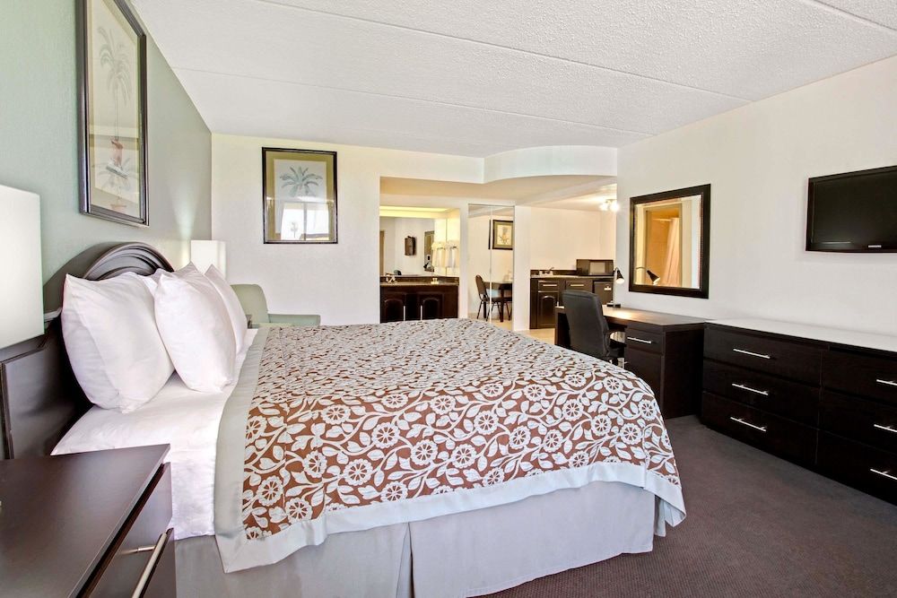 Days Inn by Wyndham Orlando Airport Florida Mall 3