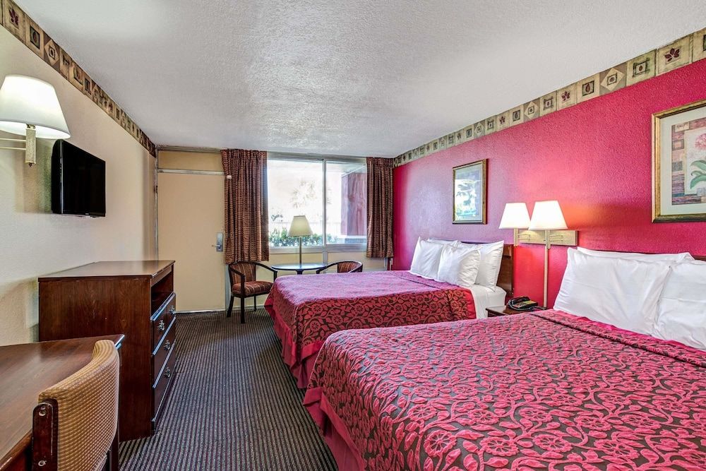 Days Inn by Wyndham Orlando Near Millenia Mall 3