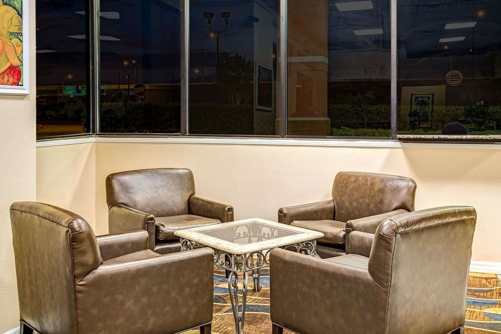 Days Inn by Wyndham Orlando Near Millenia Mall 2