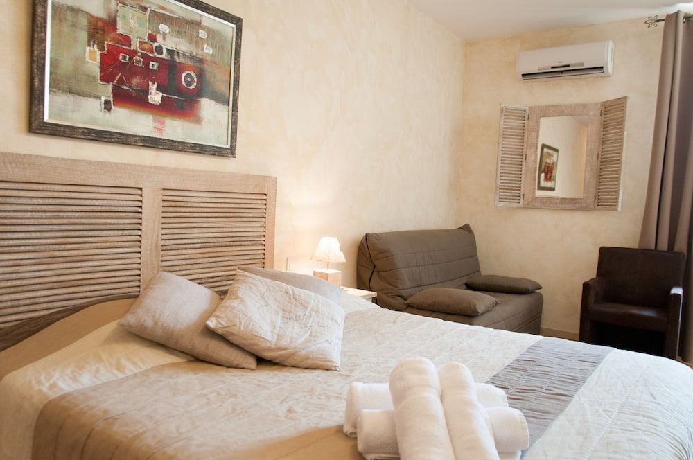 Hotel The Originals Domaine de la Courbe (ex Relais du Silence) 2