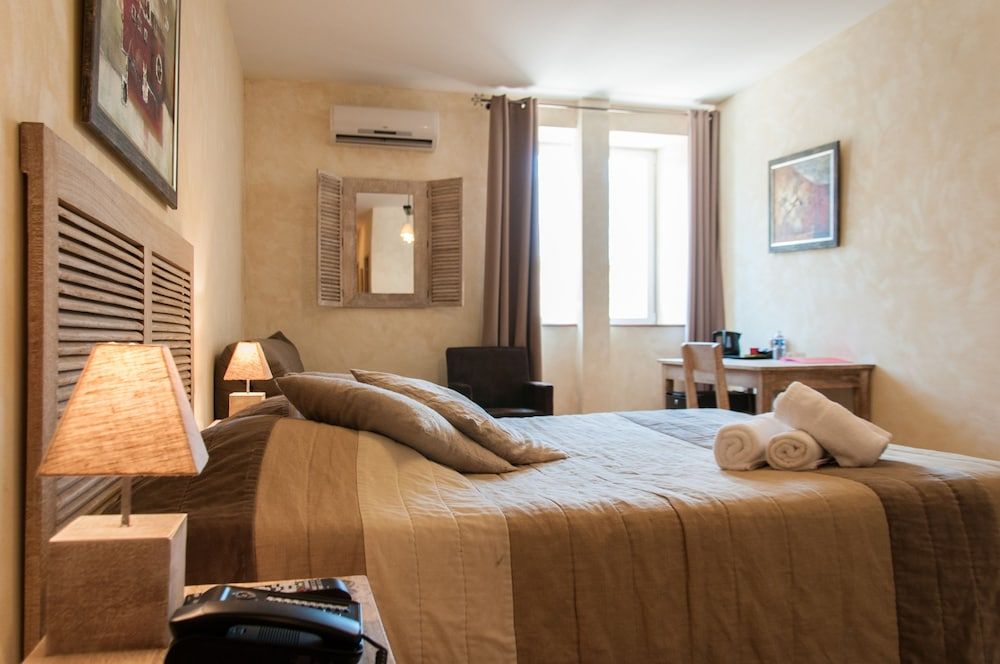 Hotel The Originals Domaine de la Courbe (ex Relais du Silence) 3