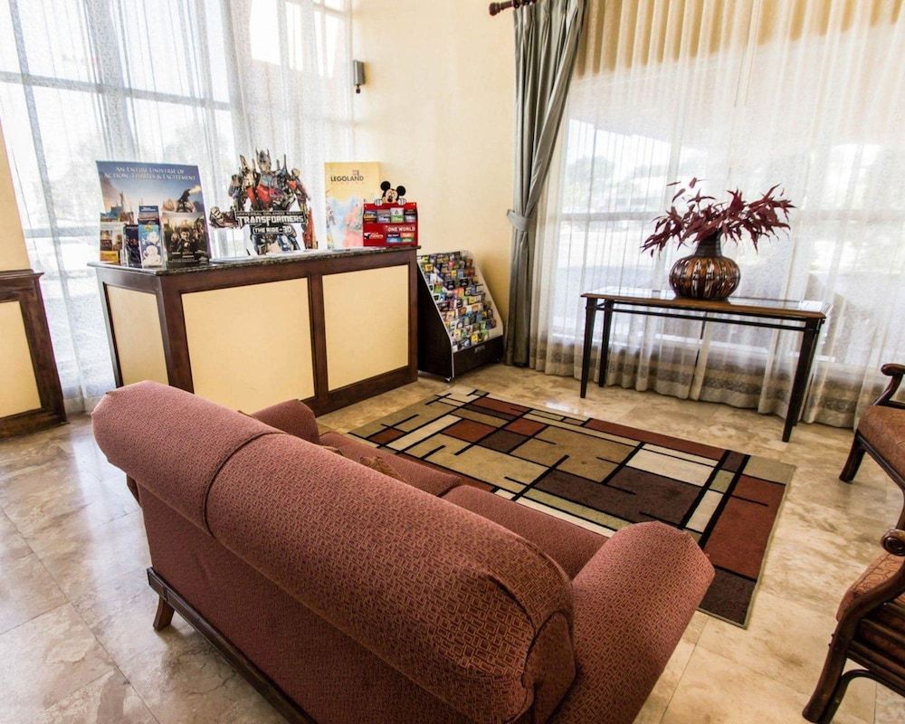 Econo Lodge Inn & Suites Near Florida Mall 3