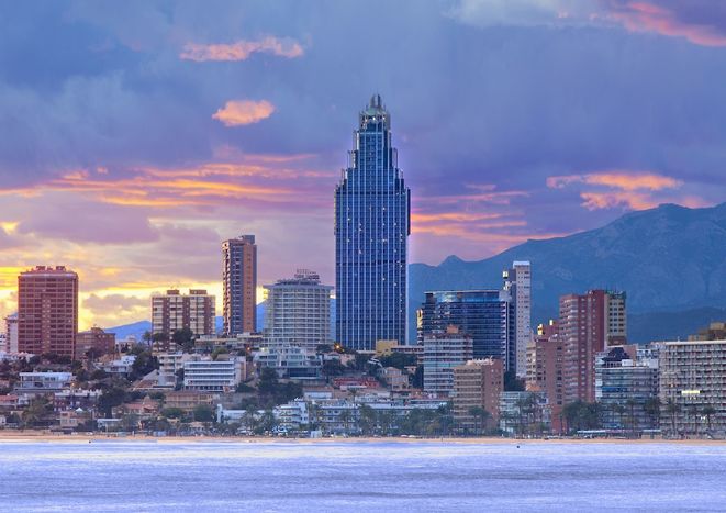 🏢🏖️¡BENIDORM EN EL HOTEL MÁS ALTO DE EUROPA!🚶🏼☀️Hotel 4★ con desayuno cerca de la playa + Free tour por la ciudad | Alicante