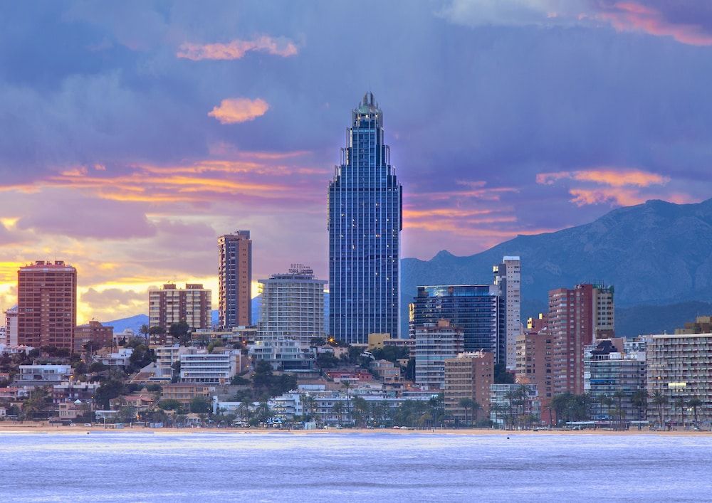 🏢🏖️¡BENIDORM EN EL HOTEL MÁS ALTO DE EUROPA!🚶🏼☀️Hotel 4★ con desayuno cerca de la playa + Free tour por la ciudad | Alicante