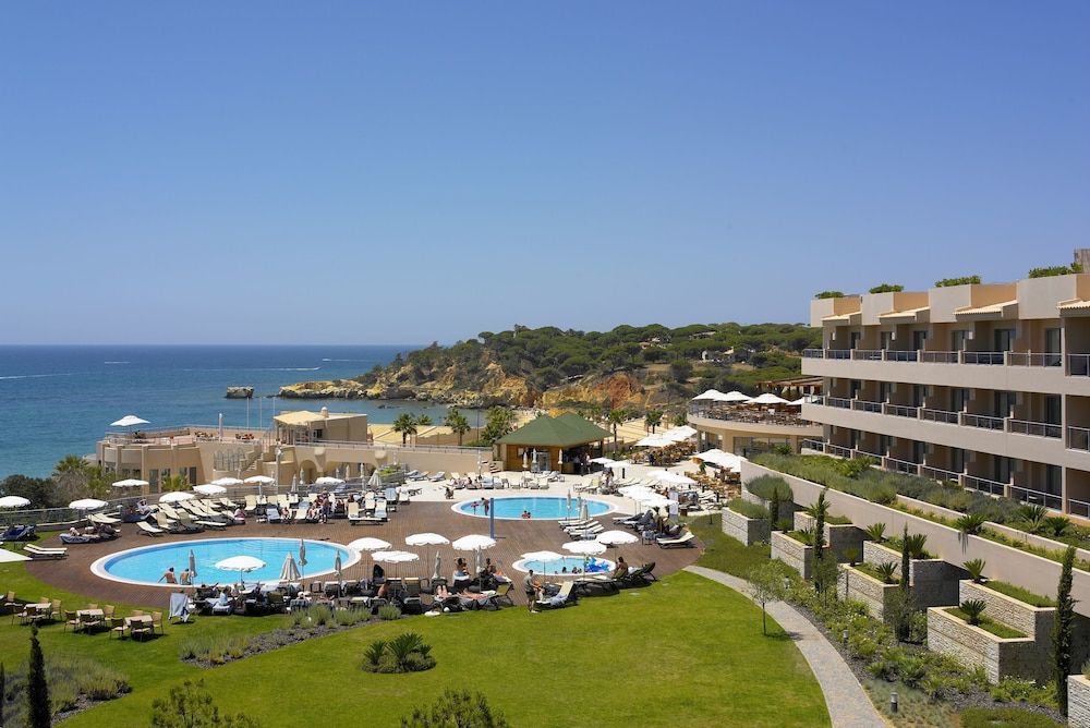 Resort 5* com localização perfeita na Praia de Santa Eulália