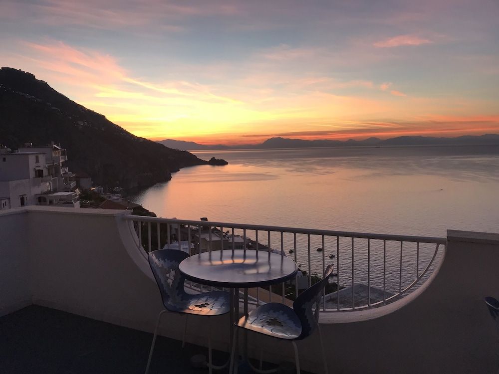 Hotel Holiday 3 estrelas em Praiano