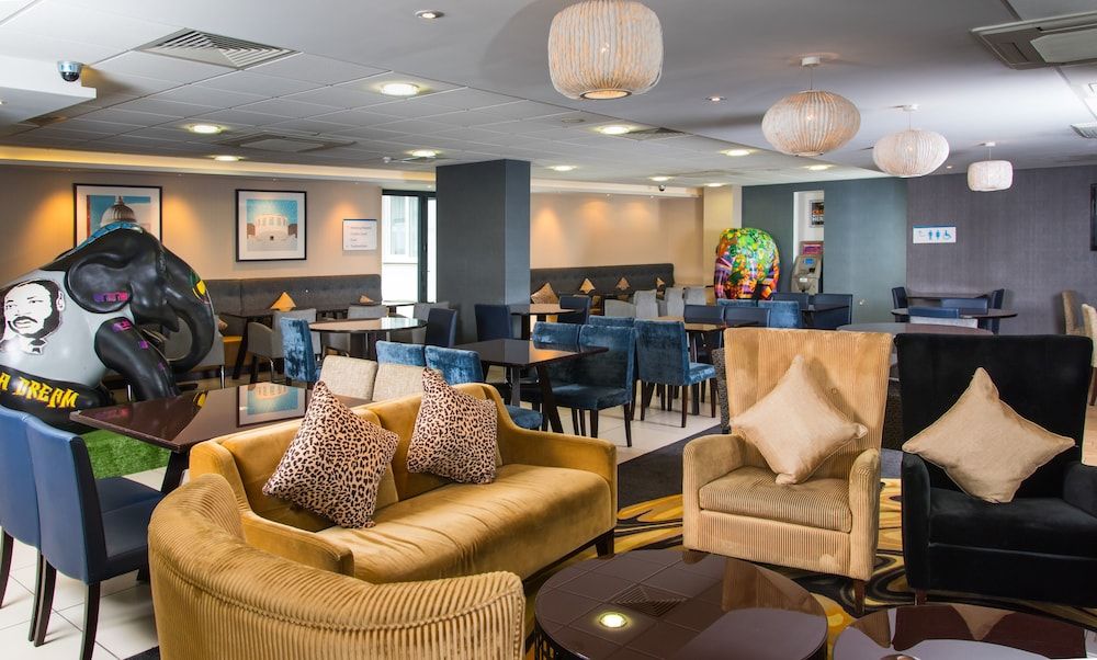 Holiday Inn Express London - Wimbledon South 2