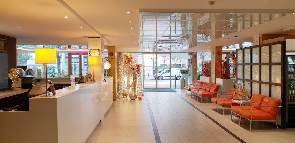 Holiday Inn Express Paris-Canal de la Villette 2 Holiday Inn Express Paris-Canal de la Villette 2