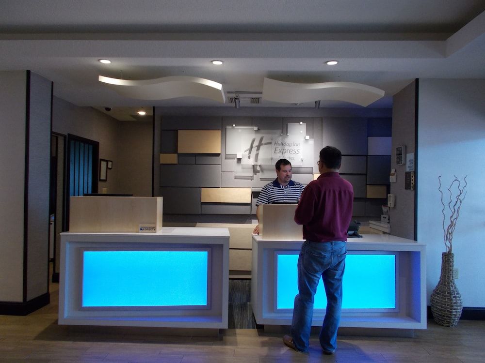 Holiday Inn Express & Suites Miami 2