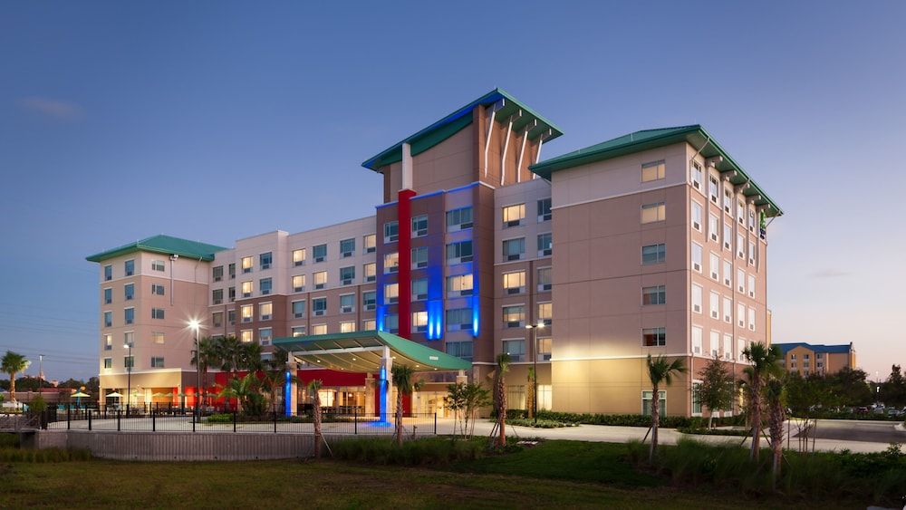 Holiday Inn Express & Suites Orlando at SeaWorld 1