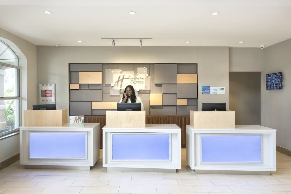 Holiday Inn Express & Suites Orlando-South Lake Buena Vista 2