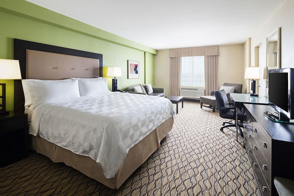 Holiday Inn & Suites Across From Universal Orlando 1