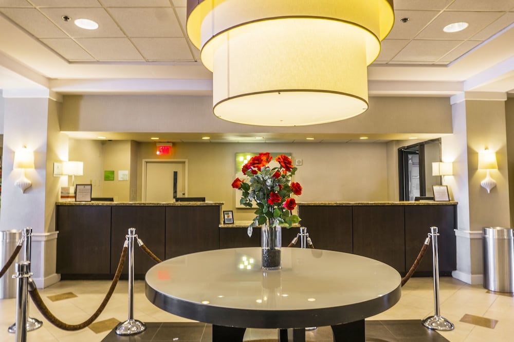 Holiday Inn & Suites Across From Universal Orlando 2