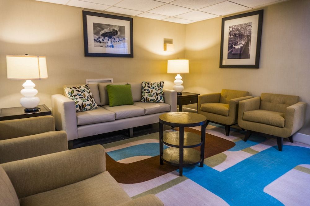 Holiday Inn & Suites Across From Universal Orlando 3