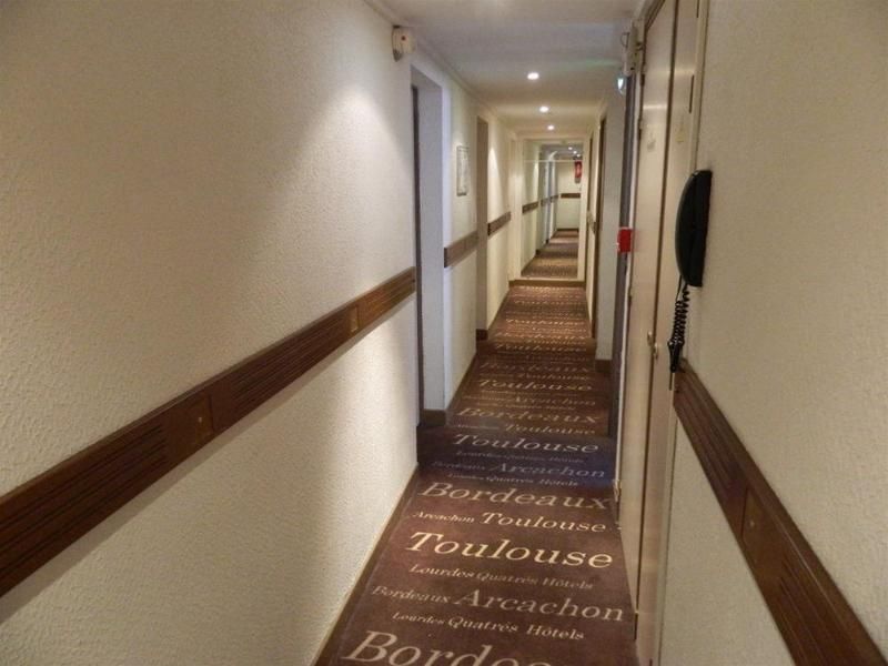 Hotel Ours Blanc Place Victor Hugo 1