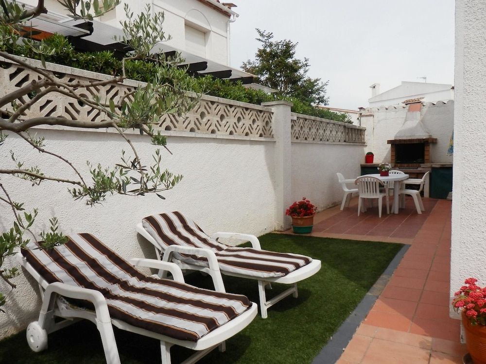 House With 3 Bedrooms in Ampuriabrava, With Enclosed Garden and Wifi - 2 km From the Beach 1 House With 3 Bedrooms in Ampuriabrava, With Enclosed Garden and Wifi - 2 km From the Beach 1