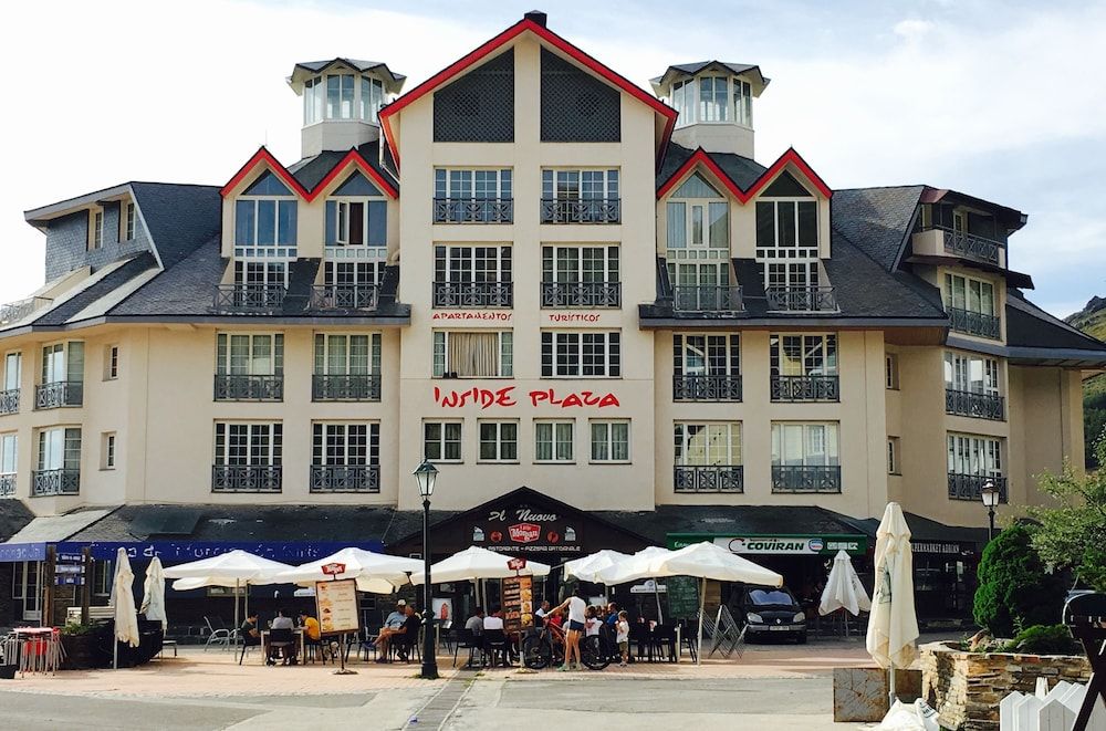 Inside Plaza Sierra Nevada 1 Inside Plaza Sierra Nevada 1