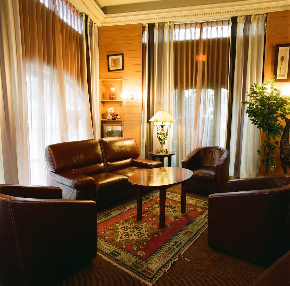 Inter-Hotel Au Pavillon Bleu 2 estrelas em Ozoir-la-Ferrière