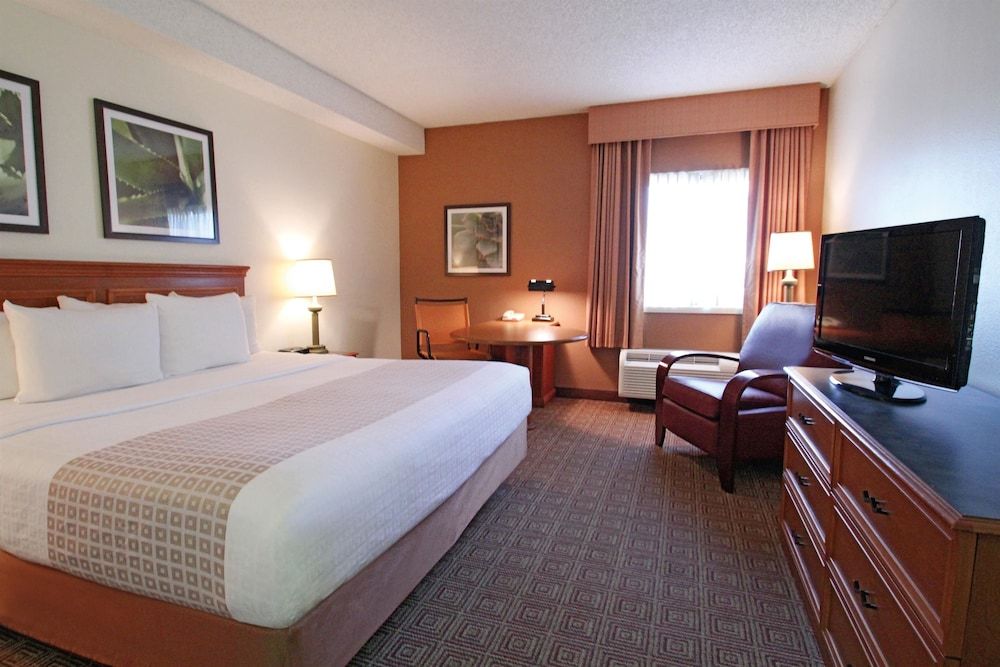 La Quinta Inn & Suites Orlando South 1