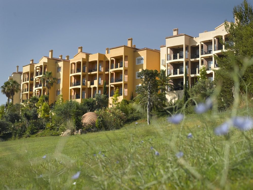 Las Lomas Village Luxury Apartments