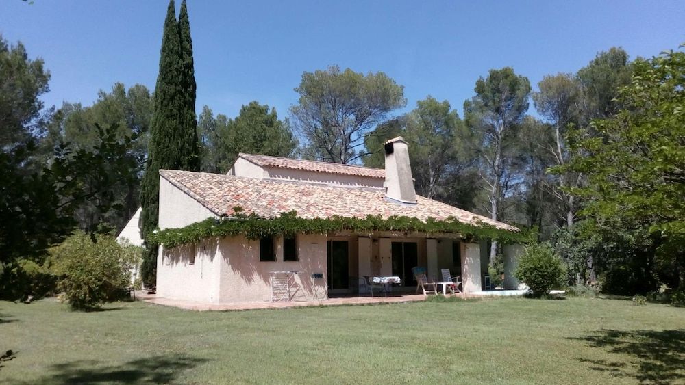 Le Clos Zinou chambres d'hotes -1 estrelas em Lambesc