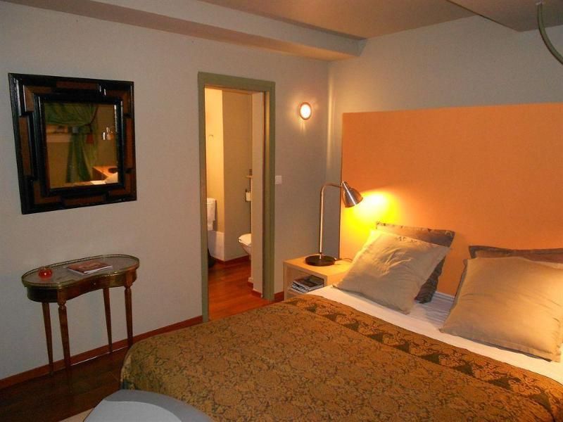 Le Crocodile Rouge 1