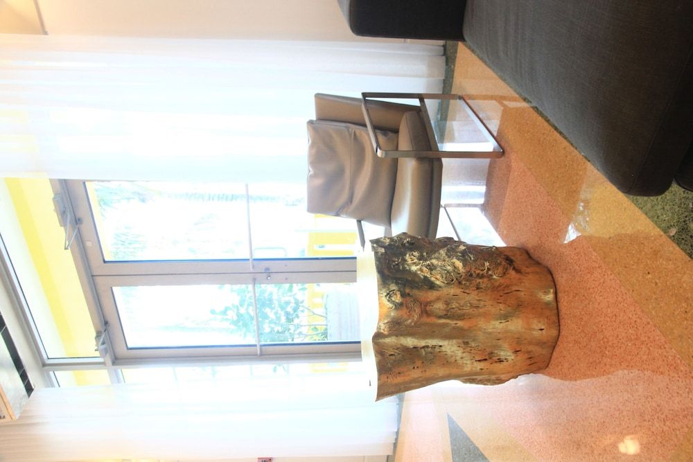 Leslie Hotel 2 Leslie Hotel 2