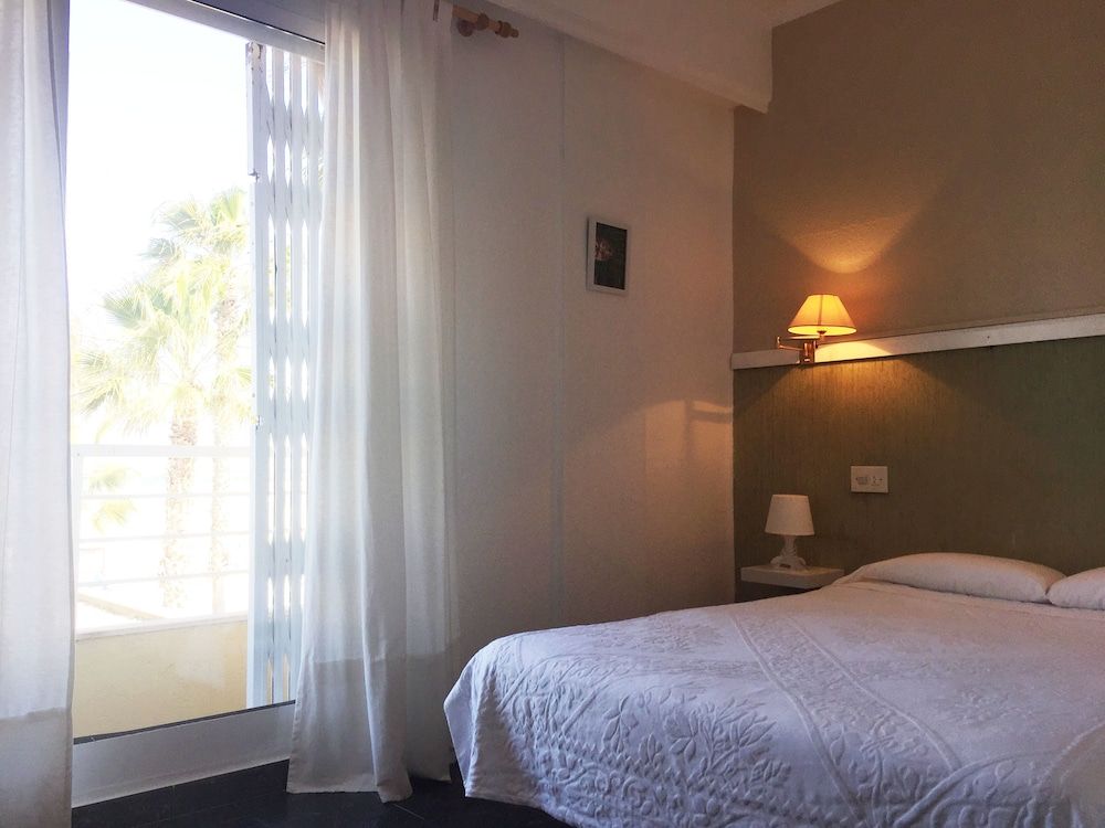Malvarrosa Beach Rooms 3