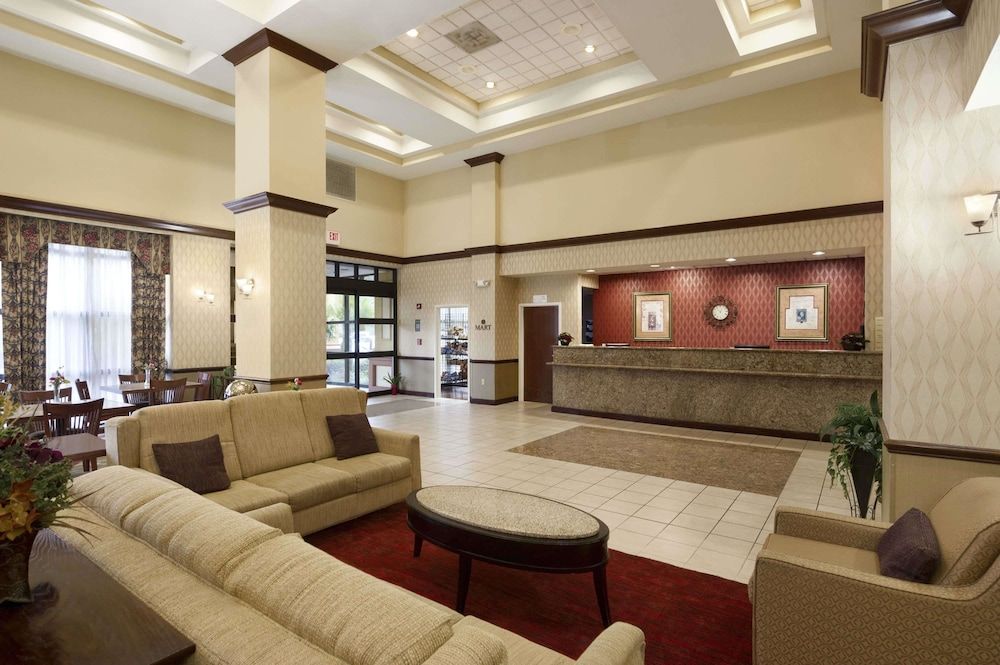 Ramada by Wyndham Suites Orlando Airport 2