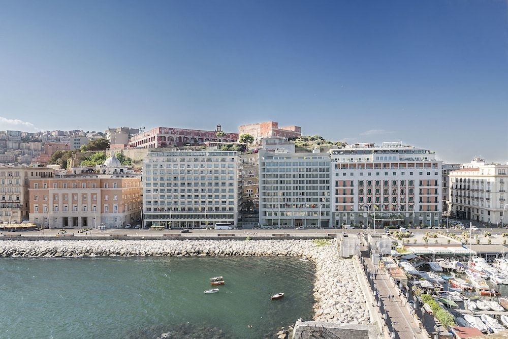 Meraviglioso hotel di fronte al mare 😍🌞Napoli