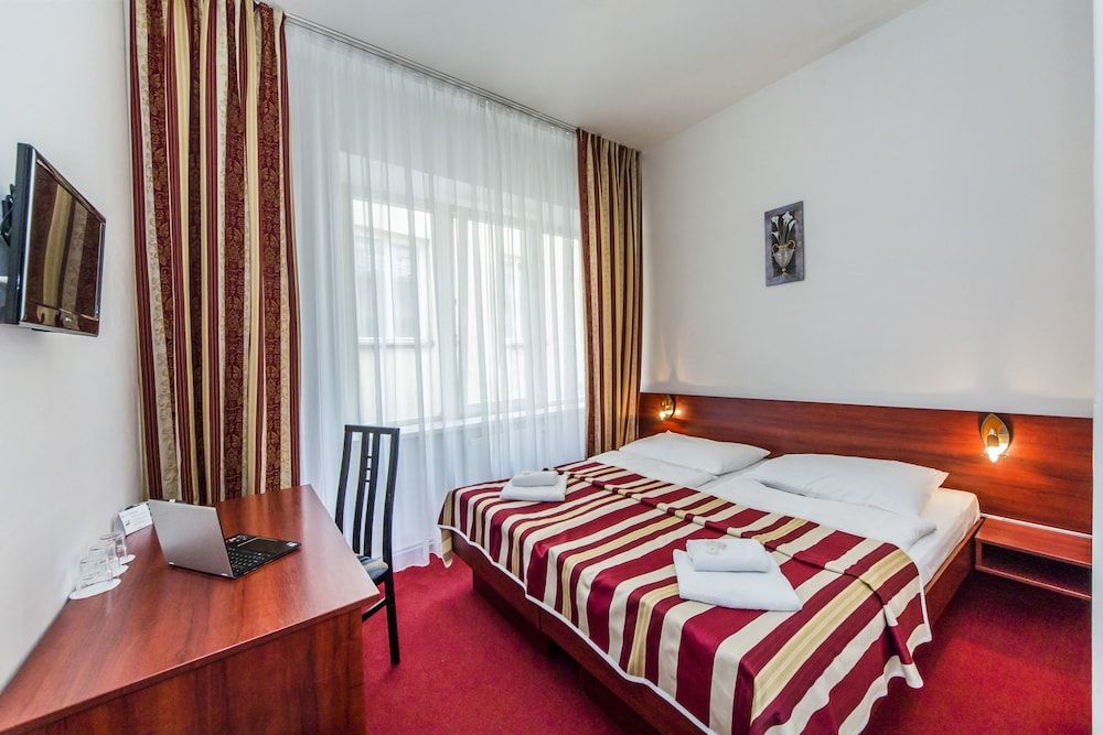 METROPOLITAN OLD TOWN HOTEL 1