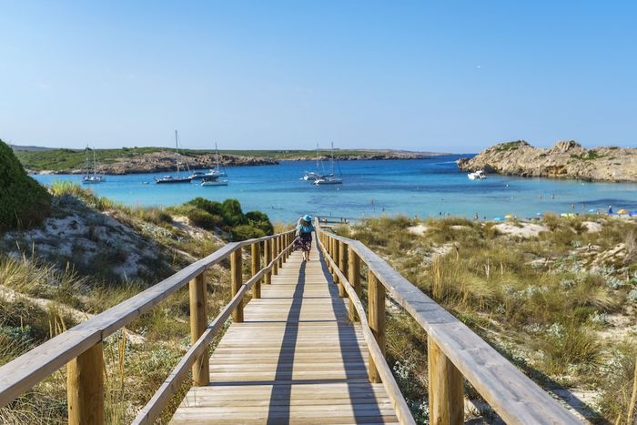 🏝️👨‍👩‍👧‍👦MENORCA ¡UNA ISLA PARA PERDERSE!🛝🚢 Desde 3 noches: Ferry con tu coche + Apartamentos al lado de la playa y con toboganes | Son Parc