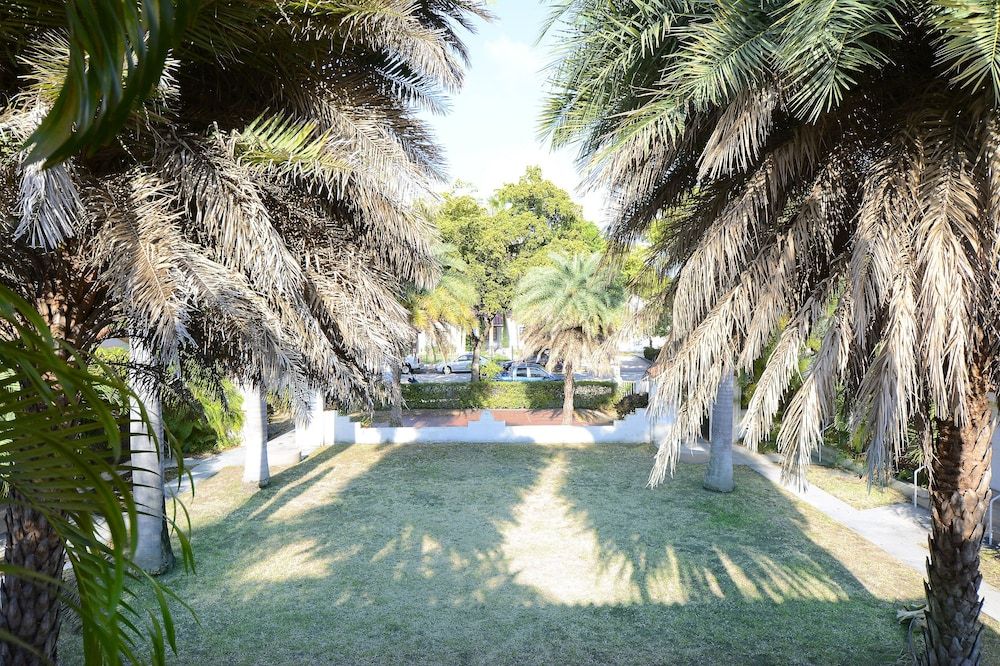 Sunrise Court Apartments 1