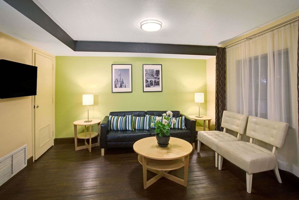 Super 8 by Wyndham Orlando International Drive 2