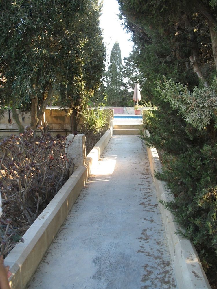 Ta' Bertu Host Family Bed & Breakfast 3