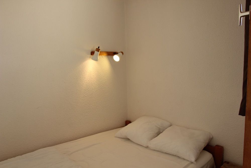 This studio of about 25m2 is quite, on the 5th floor Holiday home 1 agence la cime 2