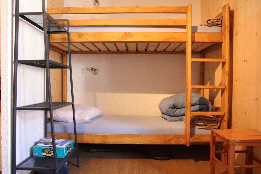 This studio of about 25m2 is quite, on the first floor Holiday home 1 agence la cime 3