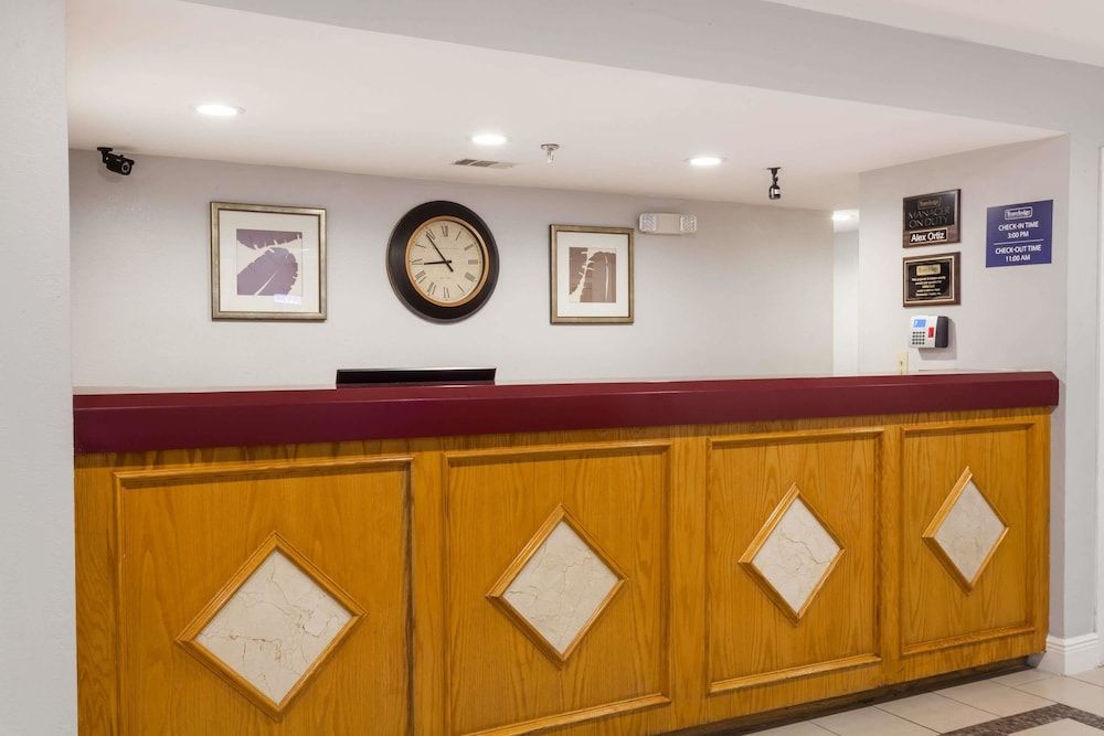 Travelodge by Wyndham Orlando Near Florida Mall 2