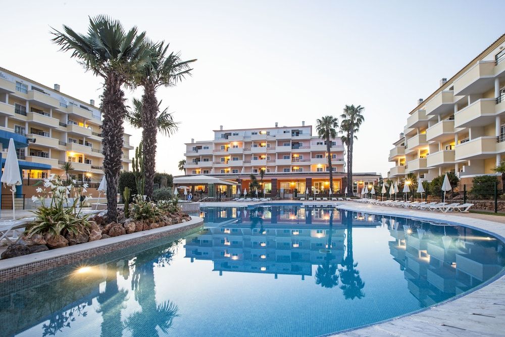 Apartamentos de 4* com Piscina em Portimão