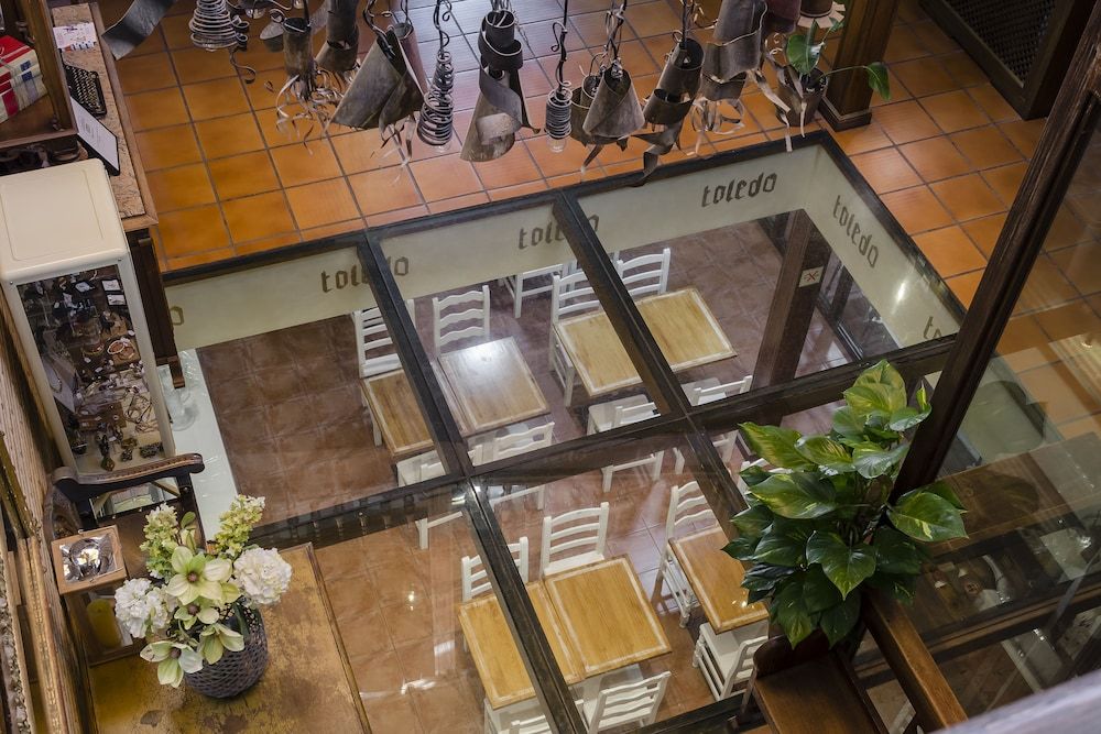 Hostal YIT puerta Bisagra 2