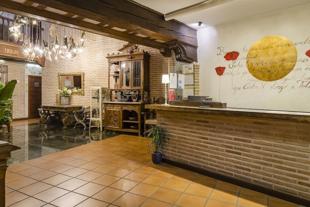 Hostal YIT puerta Bisagra 3